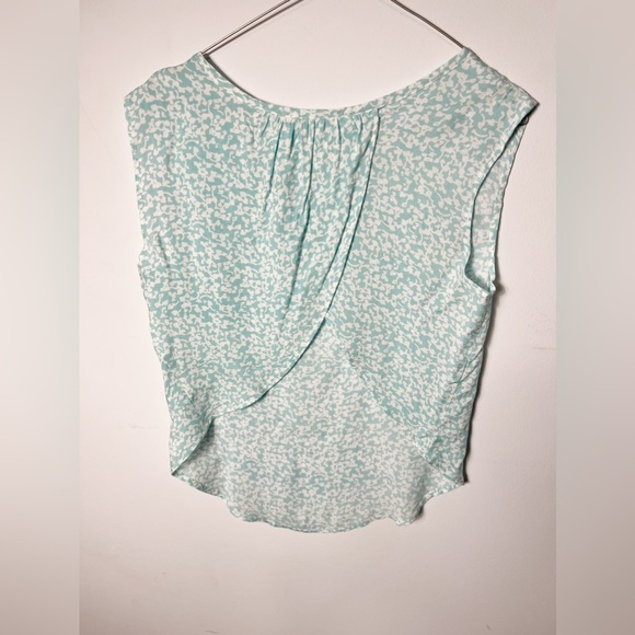 MBD Women’s Top - Picture 2 of 3